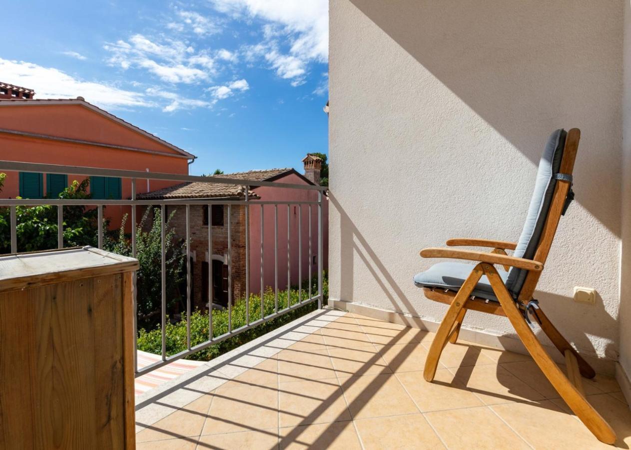 One-Bedroom Apartment Albis With Balcony And Parking In Ровин Екстериор снимка